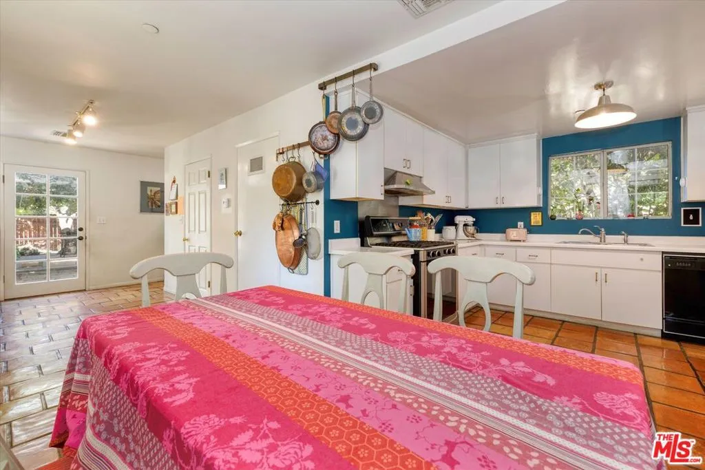 1421 W Clark Avenue, Burbank, California 91506 home-pic-14